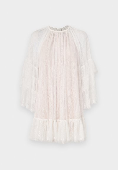 Rochie din dantelă de un roz deschis, cu guler înalt, mâneci flaring din dantelă și o margine franjurată. Prezintă modele florale intricate pe toată suprafața.