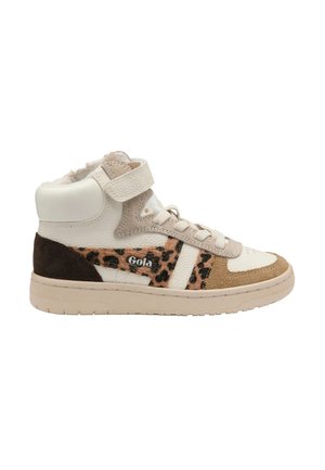 Hoher Sneaker mit weißem, beigem und braunem Wildleder, Leopardenmuster-Einsatz, Schnürung vorne, Knöchelriemen und "Gola" Logo an der Seite.
