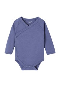 Langärmliger Baby-Body aus weichem blauen Baumwollstoff, mit Wickeldesign und Druckknöpfen vorne und am unteren Teil für ein einfaches Anziehen.