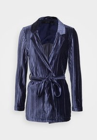 Marineblauw fluwelen blazer met verticale ribbeltextuur, geknipte revers, lange mouwen en een bijpassende stoffen riem voor een getailleerde pasvorm.