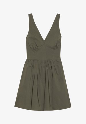 Vestido sin mangas de color verde oliva con escote en V, corsé ajustado y cintura fruncida, que presenta una falda acampanada y una textura de tela suave.