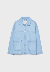 Veste en denim bleu clair avec un col, fermeture à bouton et deux grandes poches avant sur un fond uni.