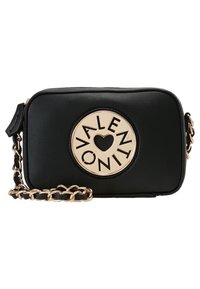 Musta nahkainen olkalaukku, jossa on kultainen pyöreä logo, jossa lukee "VALENTINO" ja sydänleikkaus. Ketjuhihna ja sileä pinta. Kompakti suorakulmainen muoto.