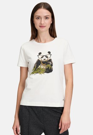 Hvid T-shirt i bomuld med print af en panda, der bærer briller og en guldkæde, samt grønne bambusblade. Kortærmet med rund hals.