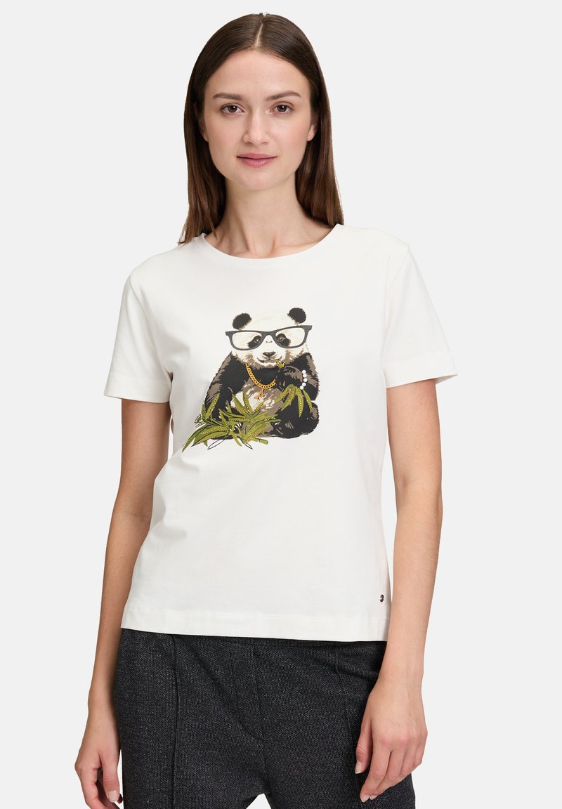 Weißes Baumwoll-T-Shirt mit einem aufgepressten Panda, der Brille und eine goldene Kette trägt, umgeben von grünen Bambusblättern. Kurze Ärmel, rundhalsausschnitt.