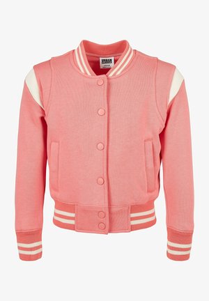 Różowa kurtka bombowca wykonana z miękkiego materiału, z białymi akcentami na rękawach, w paski kołnierzykiem, zapięciem na guziki oraz ściągaczami przy rękawach i u dołu.