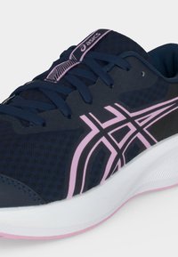 Μπλε σκούρο τρεξίματος παπούτσι Asics με ροζ λωρίδες λογότυπου, ετικέτα στη γλώσσα που ταιριάζει και λευκή σόλα με ροζ περίγραμμα.