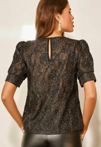 Lipsy PRINTED SHORTS PUFF SLEEVE - Blůza - black
