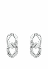 Silverfärgade länkade hoopörhängen med en länk dekorerad med små klara kristaller på varje örhänge, mot en vit bakgrund.