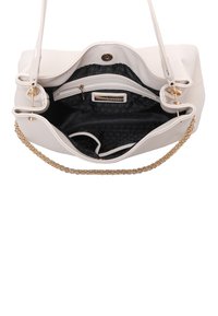 Borsa a mano in pelle bianca con dettagli in catena dorata, una tasca con zip e un interno foderato in nero con un motivo a logo ripetuto.