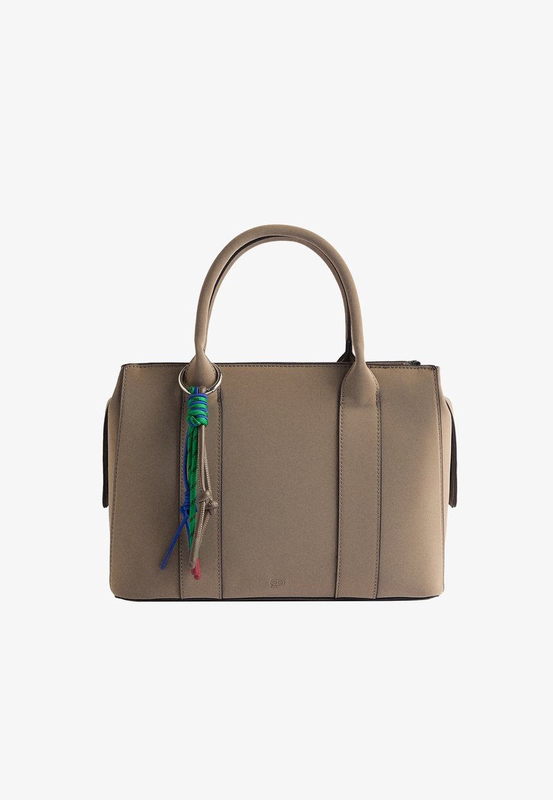 Sac à main en cuir synthétique marron avec deux poignées supérieures, présentant un détail de pompon coloré contrastant et des accents verticaux cousus sur le devant.