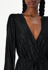 VILA VIPLUSA PLISSE  - Haalari - black