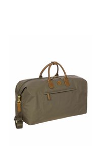 Sac de voyage olive en nylon durable avec des accents en cuir brun. Il présente des poignées supérieures doubles et une bandoulière réglable.