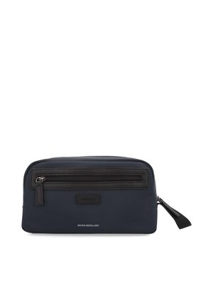 Borsa da toilette rettangolare blu navy con tasca con cerniera nera, cinturino laterale e testo "water repellent" sulla parte anteriore.