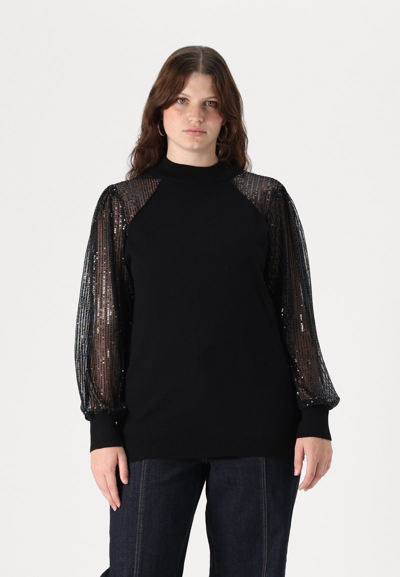 Pull noir avec un col montant, doté de manches bouffantes transparentes ornées de sequins. Le corps est en tissu tricoté lisse avec des poignets et un ourlet côtelés.