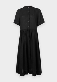 Μαύρο φόρεμα με κουμπιά, μανίκια μέχρι τον αγκώνα, μακριά μέχρι τη μέση, με μαντίλι μανδάρινου, κουμπιά μπροστά, ζώνη στη μέση και μικρό κεντημένο λογότυπο στο στήθος.