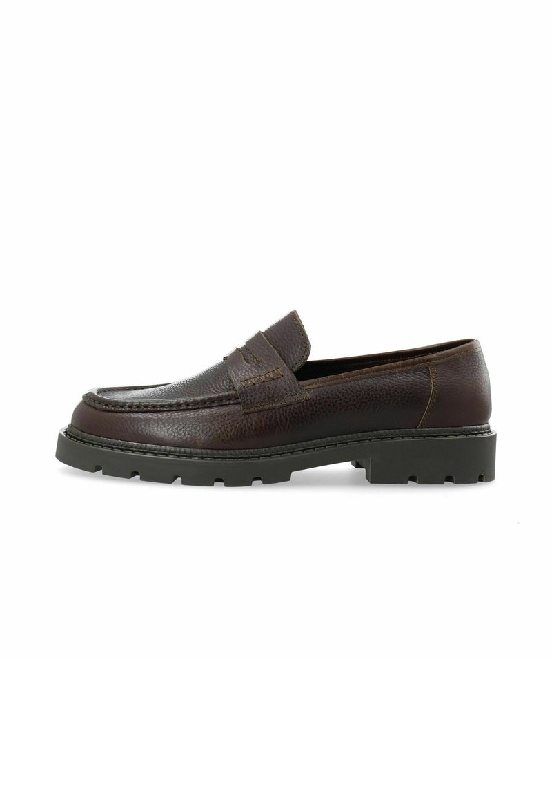 Mocassins en cuir brun foncé avec une finition texturée, bout arrondi et semelle en caoutchouc noir épais. Présente un accent décoratif en couture.