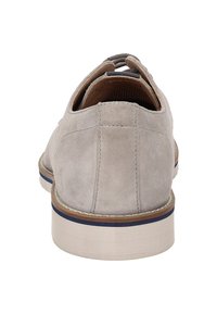 Chaussure en suède beige avec un bout rond, un dessus texturé et une semelle contrastante bleu et blanc. Elle dispose d'une languette à l'arrière pour un enfilage facile.
