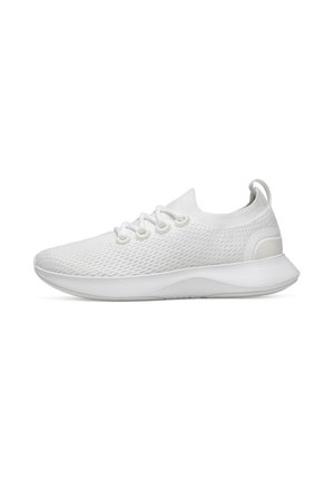 Weißer leichter Sportschuh mit atmungsaktivem Mesh-Obermaterial, Schnürverschluss, Zuglasche an der Ferse und gepolsterter Sohle zum Laufen oder zum Freizeiteinsatz.