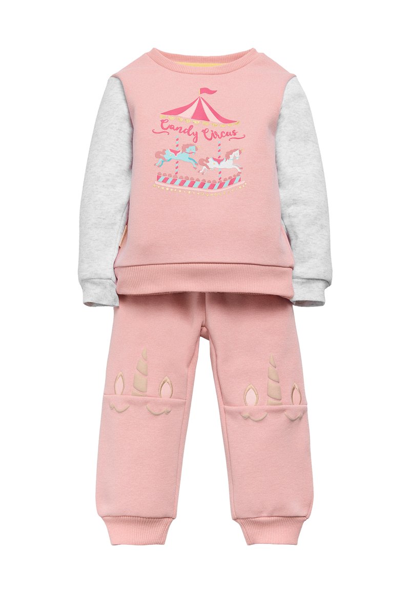 Sudadera rosa con mangas grises que presenta un gráfico de carrusel, combinada con pantalones rosas adornados con acentos de cuerno de unicornio en beige.