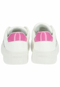 Zapatillas blancas con un acento rosa brillante en el talón, material texturizado en los laterales y una suela de goma con el logo de GEox.
