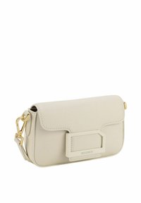 Borsa a tracolla in pelle beige chiaro con chiusura a patta, hardware dorato e un accento rettangolare. Texture liscia con dettagli di cucitura sottili.