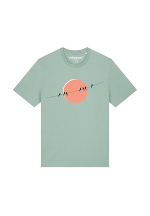 Hellgrünes T-Shirt aus weichem Stoff, mit einem Design eines Korallen-Sonnenuntergangs und schwarzen Vögeln auf einer Leitung, im normalen Schnitt mit kurzen Ärmeln.