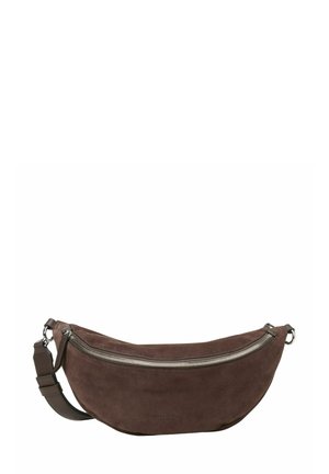 Sac à épaule marron en daim au design courbé, doté d'une fermeture éclair en argent et d'une bandoulière réglable. Surface simple et texturée avec un branding minimal.