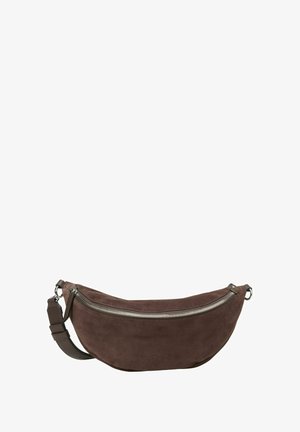 Borsa a spalla in suede marrone con design curvo, dotata di una zip argentata e tracolla regolabile. Superficie semplice e texture con branding minimale.