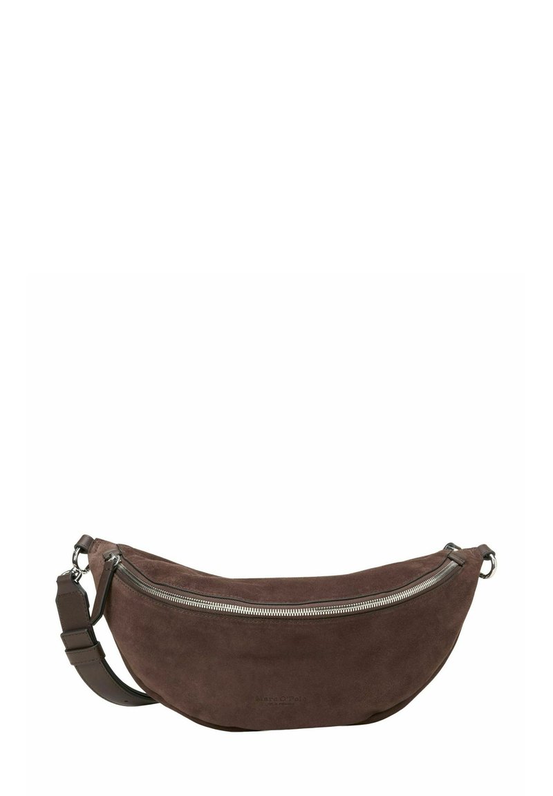 Borsa a spalla in suede marrone con design curvo, dotata di una zip argentata e tracolla regolabile. Superficie semplice e texture con branding minimale.