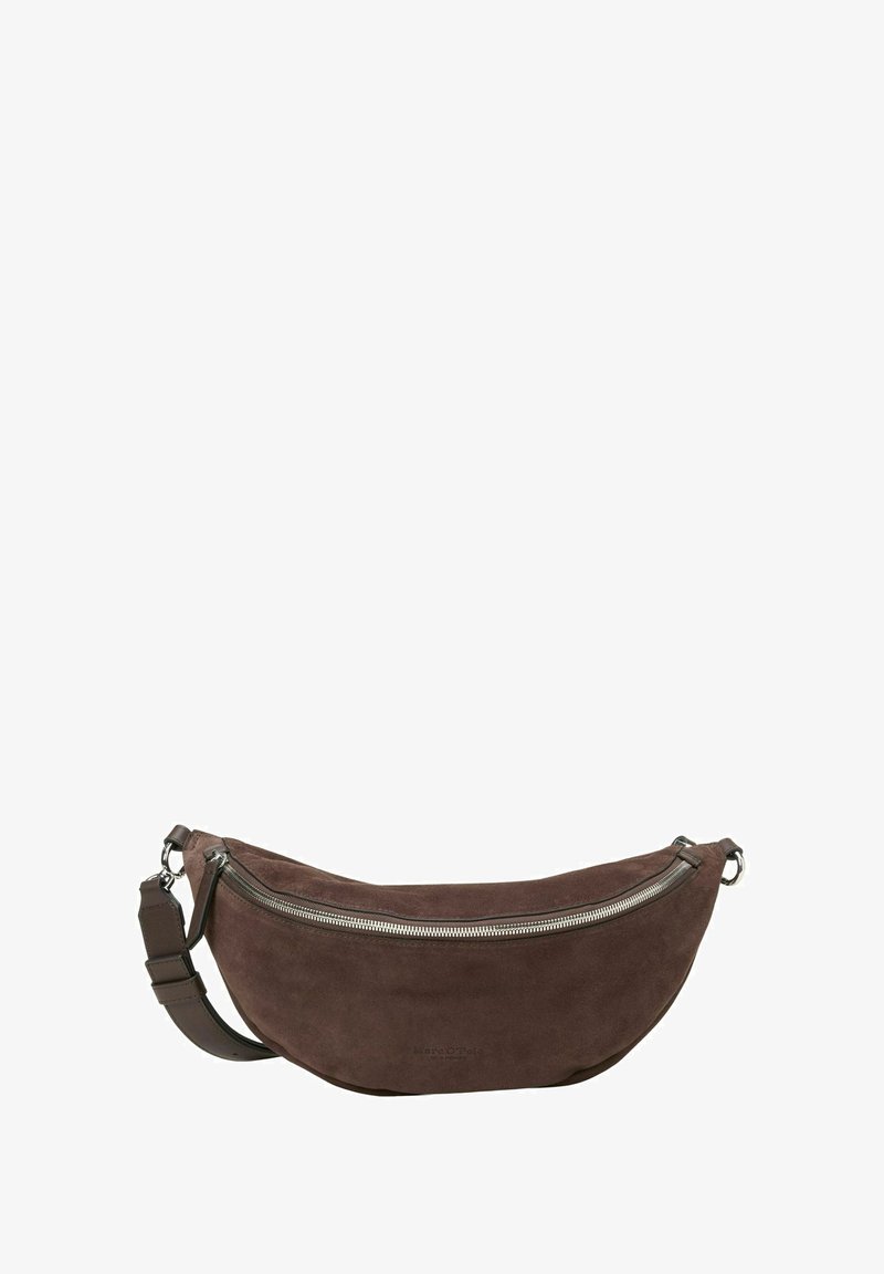 Borsa a spalla in suede marrone con design curvo, dotata di una zip argentata e tracolla regolabile. Superficie semplice e texture con branding minimale.