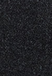 Sort tekstureret stof med et fint kornmønster, hvor subtile nuanceforskelle skaber dybde og visuel interesse.