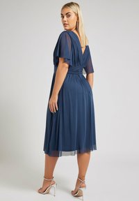 Yours Clothing PLEATED V-NECK MIDI - Vapaa-ajan mekko - navy