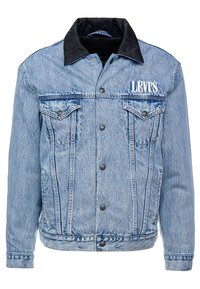 Blå denimjacka med en svart stoppad krage, med framknappar, två bröstfickor och en "LEVIS"-logotyp på vänster sida.