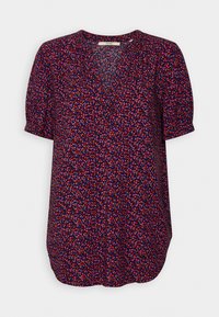 Blusa navy con patrón floral en rojo y azul, mangas cortas abullonadas, escote en V y un corte relajado con dobladillo curvado.