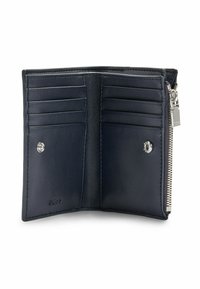 Portafoglio in pelle blu navy con scomparti per più carte, una tasca con zip a destra e un bottone di accento argentato. Texture liscia in tutto.