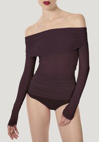 Bourgogne off-shoulder bodysuit med lange ærmer, rynket stof, glat tekstur og tætsiddende design. Har tommelfingerhuller i ærmerne.