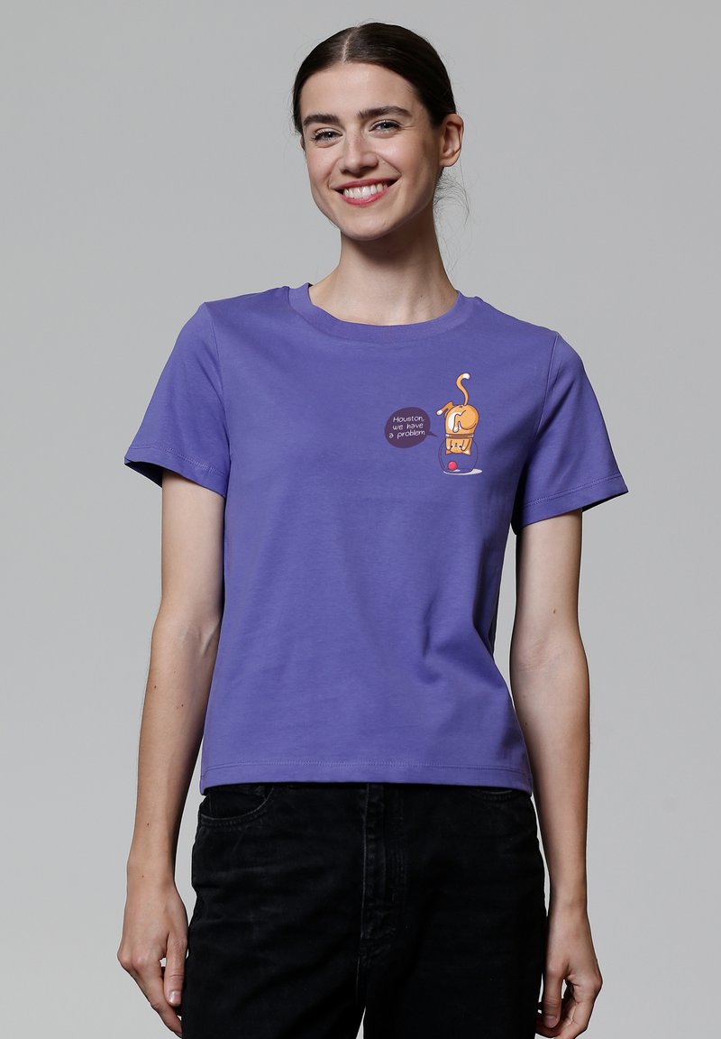 T-shirt en coton violet avec des manches courtes et un graphique d'un chat dans une tasse avec le texte « Houston, nous avons un problème. »