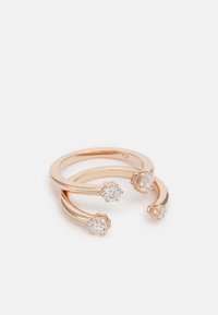 Drei ineinander verwobene Ringe aus Roségold, die mit drei klaren Edelsteinen in einer Krappenfassung verziert sind und ein modernes, minimalistisches Design schaffen.