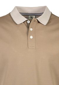 Khaki polotröja, texturerad tyg, vit krage med randig detalj, treknapplåda och märkesetikett innanför halsen.