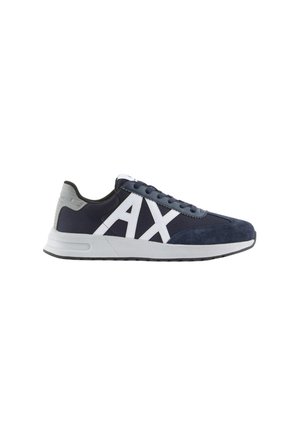 Zapatilla azul marino con parte superior de ante y malla, acentos de logo en blanco, lengüeta trasera gris y suela acolchada para mayor comodidad.