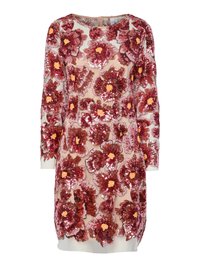 Robe brodée de sequins à manches longues, ornée de grandes fleurs rouges avec des centres jaunes sur une base en tissu transparent.
