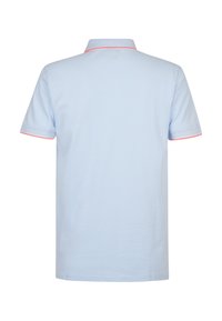 Polo bleu clair à manches courtes, avec un accent rose au niveau du col et des bords des manches. Texture lisse et design classique.