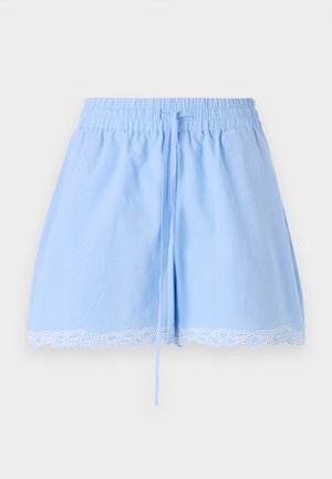 Shorts en coton bleu clair avec une taille smockée, un cordon de serrage et une finition en dentelle blanche au bas. Texture douce et coupe décontractée.