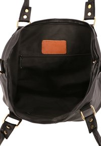 Borsa in pelle nera con un ampio interno, dotata di una tasca con zip e un inserto in pelle color cappuccino. Finiture in metallo dorato e spallacci regolabili.