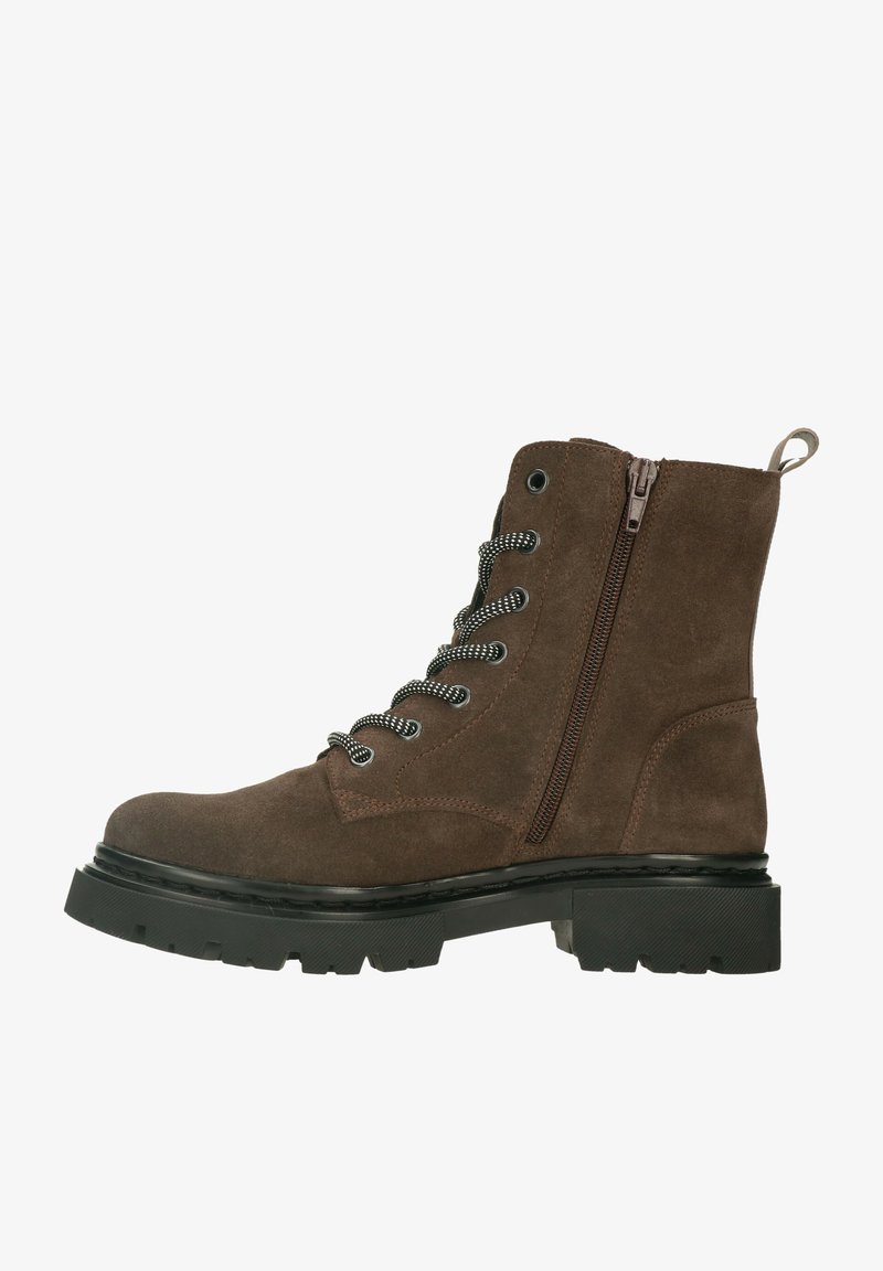 Botte marron en daim à lacets avec semelle épaisse en caoutchouc noir, fermeture éclair latérale et languette de traction sur fond blanc.