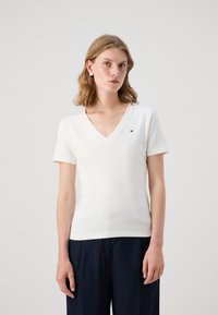 Tommy Hilfiger SLIM CODY V NECK - Jednoduché tri�čko - ecru