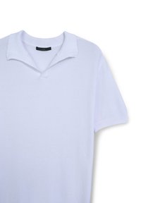 Weißes kurzärmliges Strickpoloshirt mit umgeschlagenem Kragen und V-Ausschnitt, das aus einem strukturierten Stoff gefertigt ist und ein minimalistisches Design aufweist.