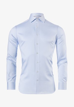 Camicetta azzurra chiara a maniche lunghe in tessuto morbido, con colletto classico, chiusura frontale a sei bottoni e sottili righe verticali.