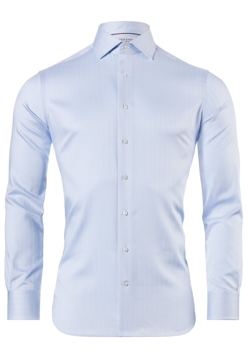 Lichtblauw langslijfhemd van gladde stof, met een klassieke kraag, een zes knopen vooruit en subtiele verticale strepen.